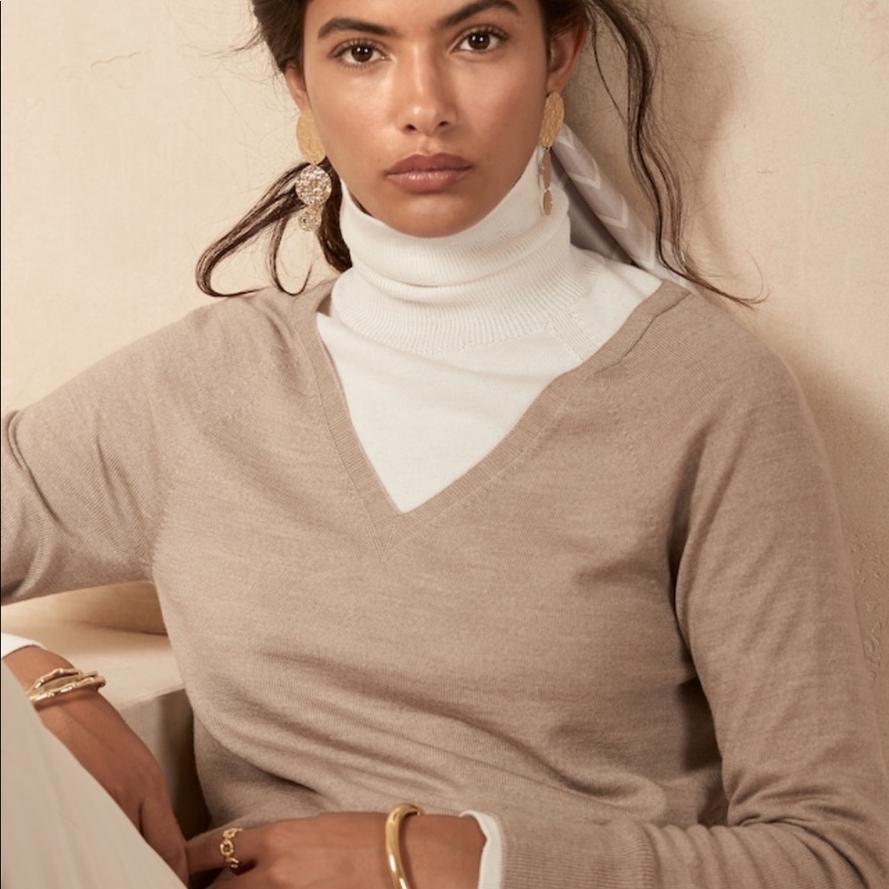 Banana Republic Merino wool V-neck sweater NWT